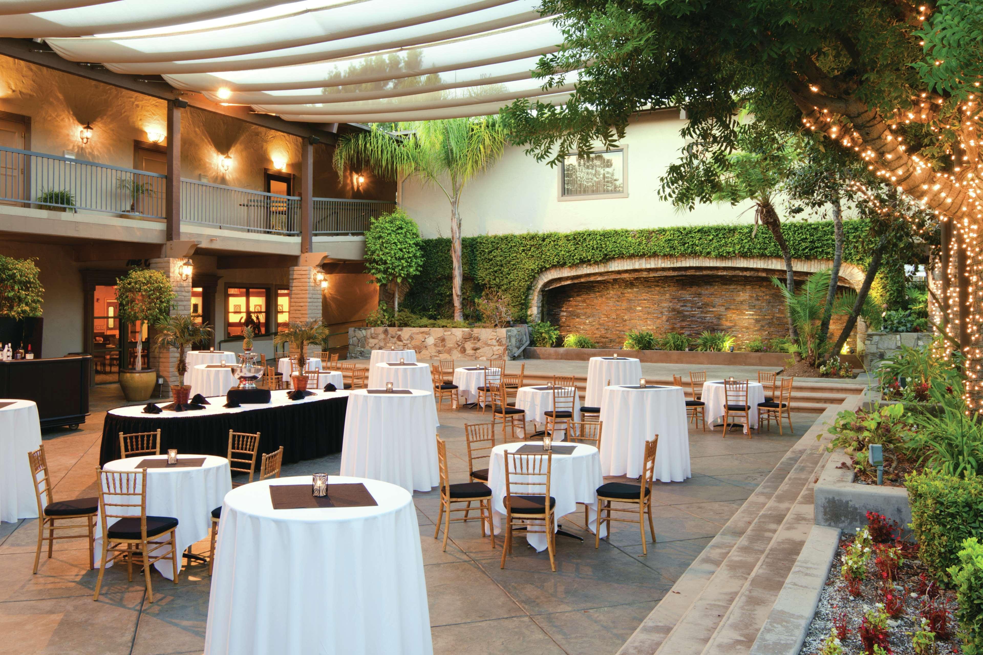 Doubletree By Hilton Claremont Hotel Restaurant photo