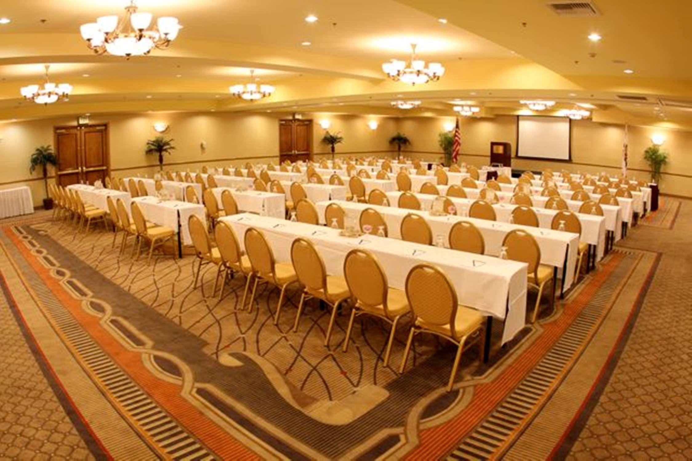 Doubletree By Hilton Claremont Hotel Business photo