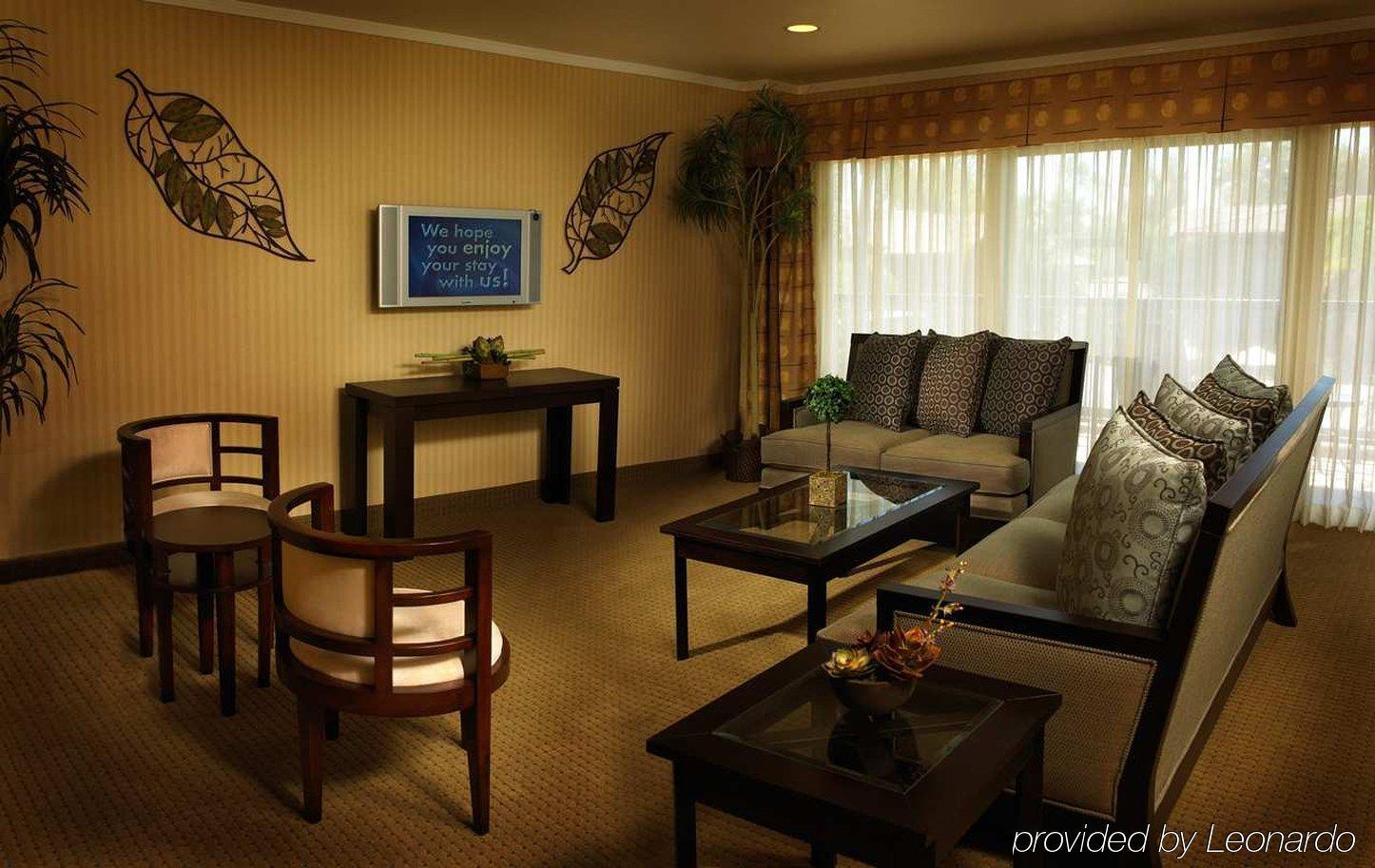 Doubletree By Hilton Claremont Hotel Interior photo