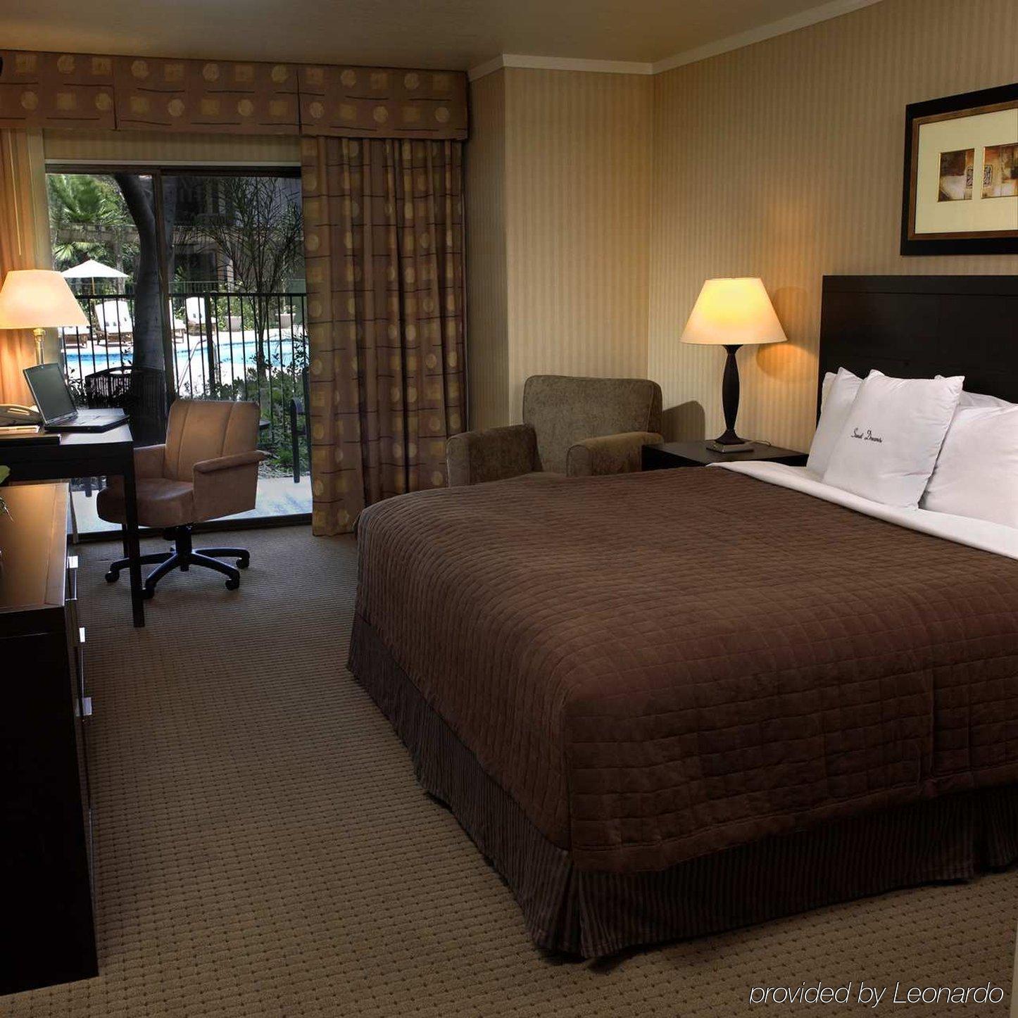 Doubletree By Hilton Claremont Hotel Room photo
